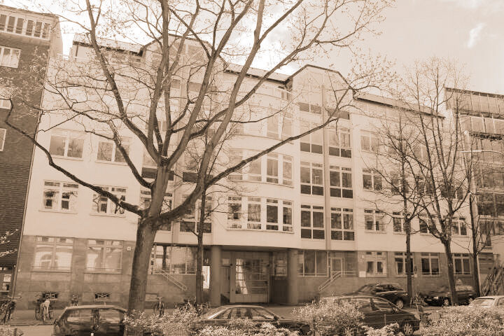 Hauseingang Friedensallee 25 mit grünen Säulen